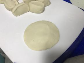 将小面团擀成面饼（中间厚边上薄）
