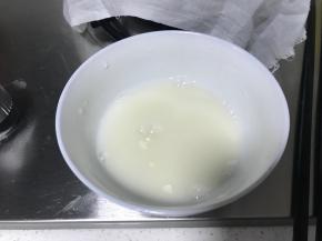 1小勺面粉加入一碗清水，调成较稀面粉水。包子入锅后大概1分钟后，马上倒入面粉水。锅子转小火小火，盖上锅盖
