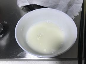 1小勺面粉加入一碗清水，调成较稀面粉水。包子入锅后大概1分钟后，马上倒入面粉水。锅子转小火小火，盖上锅盖
