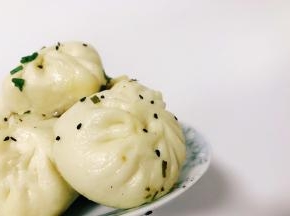 出锅前撒上芝麻和葱即可