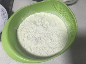  酵母粉和面粉混合搅拌均匀