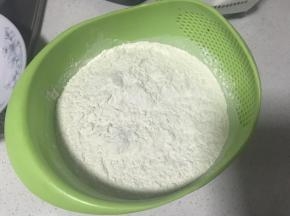  酵母粉和面粉混合搅拌均匀