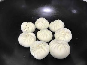 平底锅内放入少量的食用油，油热之后然后将包子放入锅内。

