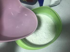 加入适量的温水，一定要慢慢的加水不要一次性把水倒入