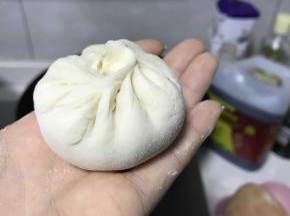 将包子朝一个方向捏出褶子，醒发10分钟左右
