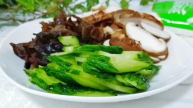 黄瓜、香菇分别切片，黑木耳是买的泡发好的，洗干净揪成片即可。