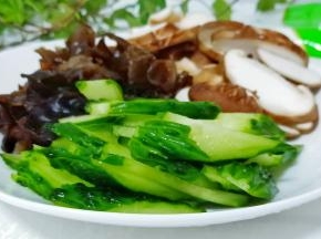 黄瓜、香菇分别切片，黑木耳是买的泡发好的，洗干净揪成片即可。