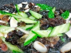 留一点油放蒜泥炒香，再下香菇、黑木耳翻炒片刻，下黄瓜片翻炒。