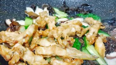 最后放鱼块翻炒片刻。