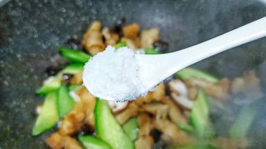 加半勺盐调味。