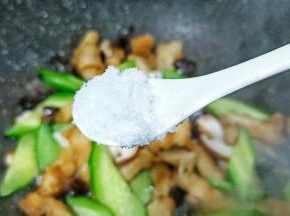 加半勺盐调味。