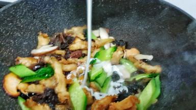 起锅前加甘汁园玉米淀粉勾芡。