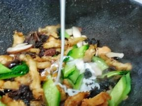 起锅前加甘汁园玉米淀粉勾芡。