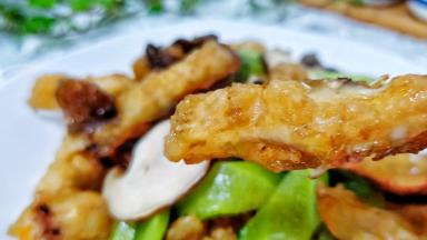 由于目鱼肉裹了一层玉米淀粉油炸，吃起来外酥里嫩，非常可口！