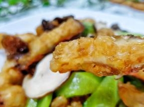 由于目鱼肉裹了一层玉米淀粉油炸，吃起来外酥里嫩，非常可口！