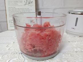 猪肉去除筋膜切片放进无线绞肉机，按下开关一分钟就搅成肉末、香菇也一样搅成末。