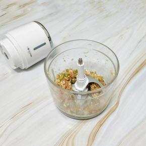 先把猪肉，豌豆放入绞肉机中搅拌成沫