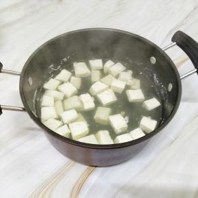 下切成小块的豆腐焯个水，去除豆腥味