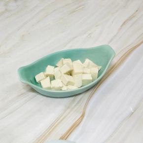 捞出来沥水，放入容器中，这边是分两个容器装的，如果是全部装到一个容器中，那么蒸的时间也要长一些