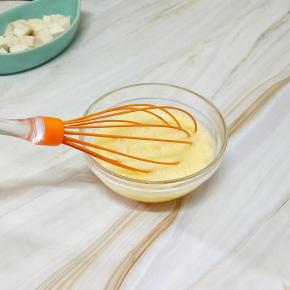 加入温水搅拌均匀，温水的用量是鸡蛋的1.5倍