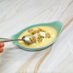 再均匀的铺上一层猪肉豌豆末