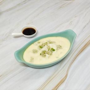 盖上保鲜膜，放入已经烧开水的蒸锅，隔水蒸十分钟