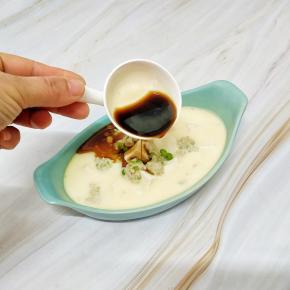 取出来，淋上提前混合的香油和生抽即可，盐就不需要加了，生抽的味道已经足够啦