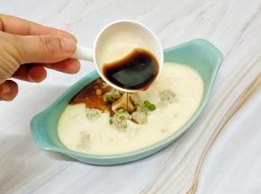 取出来，淋上提前混合的香油和生抽即可，盐就不需要加了，生抽的味道已经足够啦