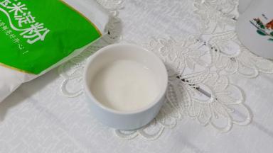 甘汁园的玉米淀粉2勺加少许清水稀释一下备用。另外一勺加一点清水待会勾芡用。