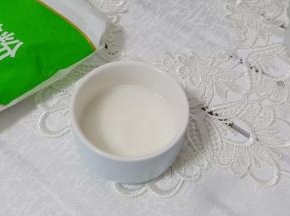 甘汁园的玉米淀粉2勺加少许清水稀释一下备用。另外一勺加一点清水待会勾芡用。