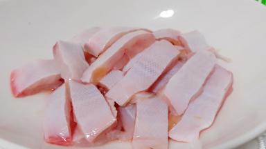 目鱼切小段，加料酒一勺、盐半勺腌制一会入味。