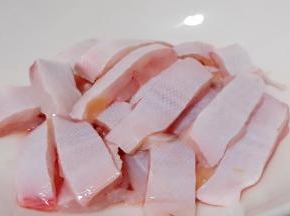 目鱼切小段，加料酒一勺、盐半勺腌制一会入味。