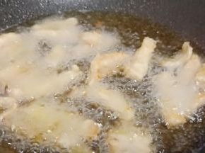 锅里多放一点油，油温五成热下鱼块炸成两面金黄捞出。