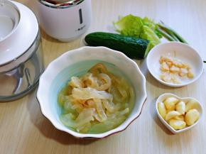 准备食材，将大蒜去皮。