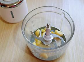 将大蒜放入无线绞肉机中。