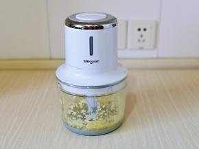 启动绞肉机30秒将大蒜打碎。