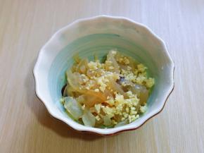 洗干净淋干的海蜇放入器具中，加入搅碎的蒜蓉。