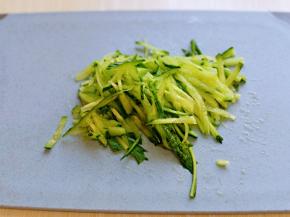 黄瓜，生菜芯，小葱洗干净，再切丝。