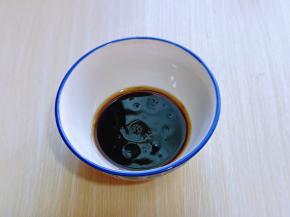 调味汁: 生抽，芝麻油，盐，白砂糖搅拌均匀，淋在海蜇上面，拌均匀即可。