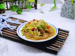 拌好的海蜇装盘，点缀了红辣椒。