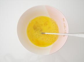 将鸡蛋磕入碗中，充分打散