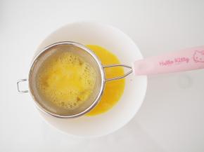 将蛋液用筛网过滤一遍