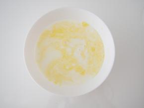 在过滤好的蛋液中，加入牛奶，搅拌均匀成为布丁液