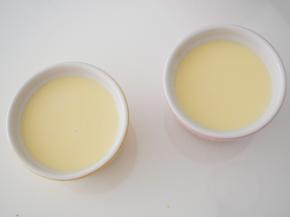 将布丁液倒入小碗中