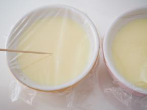 盖上保鲜膜，用牙签戳几个小洞