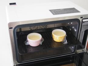 将布丁碗放在蒸烤盘上，放入美的蒸烤箱中，提前在水箱中加满纯净水