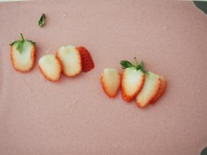 将草莓切成薄片摆放在蒸好的布丁上面就可以了