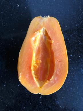 用勺子挖去籽和筋膜。