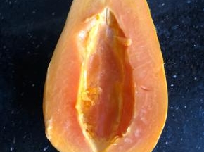用勺子挖去籽和筋膜。