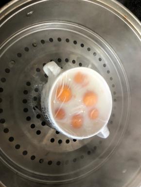 盖上保鲜膜，放入锅中，大火煮开后，小火炖15分钟左右即可。